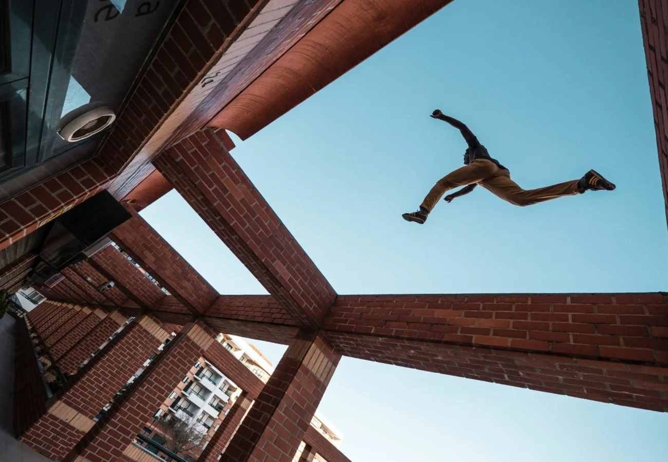 Person doing parkour exhibition 316769 scaled