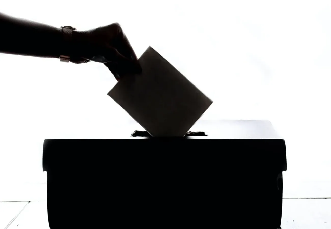 Person dropping paper on box 1550337 scaled
